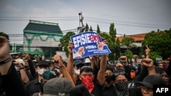 Mahasiswa dan aktivis berdemo dalam aksi massa Indonesia Gelap, untuk menolak kebijakan pemotongan anggaran di depan gedung DPRD Jawa Timur di Surabaya, Jumat, 21 Februari 2025. (Foto: Juni Kriswanto/AFP)