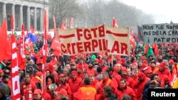 Công nhân và đại diện công đoàn khắp châu Âu biểu tình, gần trụ sở Hội đồng và Ủy ban châu Âu, phản đối biện pháp kiệm ước