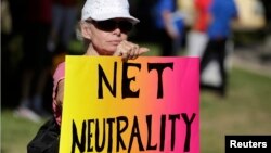 Para aktivis di Los Angeles, California melakukan unjuk rasa menuntut pemerintah AS melindungi 'netralitas internet' (foto: dok).