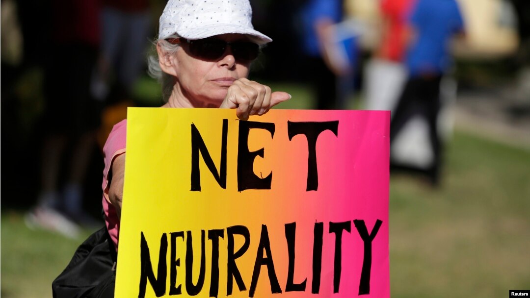 Para aktivis di Los Angeles, California melakukan unjuk rasa menuntut pemerintah AS melindungi 'netralitas internet' (foto: dok).