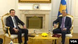 Aljbin Kurti i Hašim Tači tokom današnjeg susreta u kancelariji predsednika Kosova (Foto: VOA) 