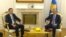 Aljbin Kurti i Hašim Tači tokom današnjeg susreta u kancelariji predsednika Kosova (Foto: VOA) 