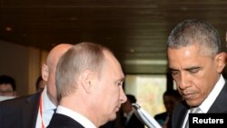 Vladimir Putin (esq), Barack Obama (dir)