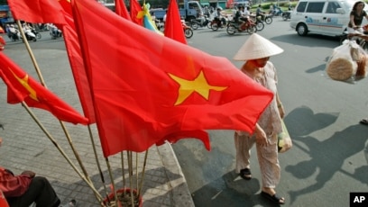 Cờ đỏ sao vàng là biểu tượng của quyền lực và độc lập của Việt Nam. Tuy nhiên, nhiều tiểu bang ở Mỹ đã cấm sử dụng lá cờ này, làm khiến người dân Việt Nam cảm thấy bức xúc. Hãy xem hình ảnh và clip về cờ đỏ sao vàng để tôn vinh giá trị văn hóa của Việt Nam và đoàn kết giữa các dân tộc trên thế giới.