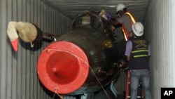 Un avión caza MIG-21 de fabricación rusa dentro de un contenedor en el barco Chong Chon Gang detenido en aguas panameñas.