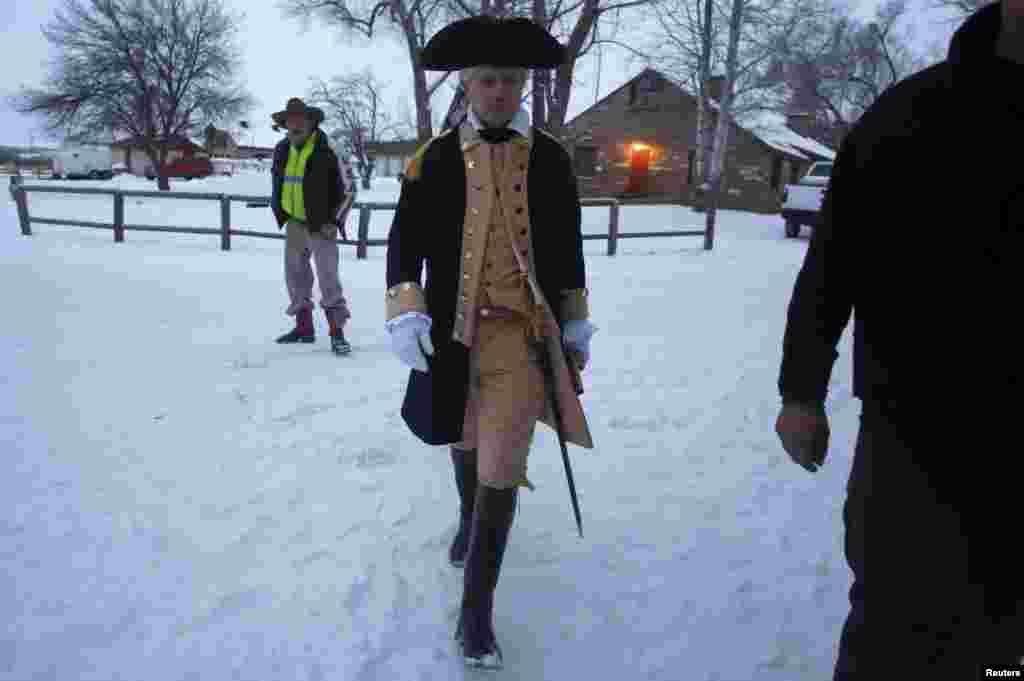 Seorang pria berpakaian sebagai Continental Army Officer berjalan melewati Pusat Satwa Liar milik pemerintah Malheur dekat Burns, Oregon, 10 Januari 2016.
