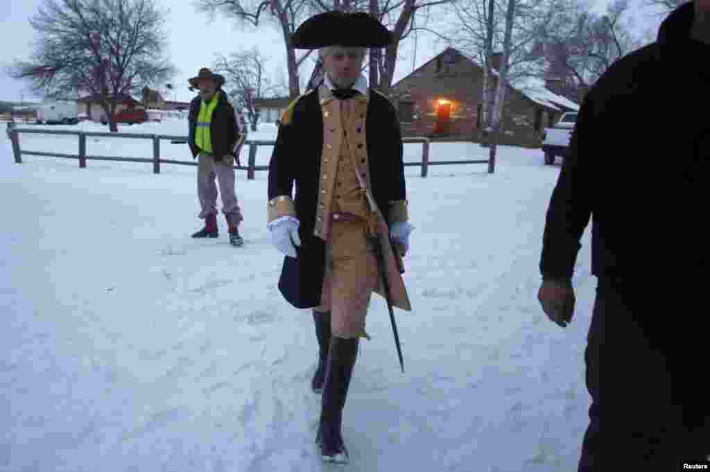 Um homem vestido de Oficial Continental do Exército caminha pelo Malheur National Wildlife Refuge junto a Burns, no Oregon, Jan.&nbsp; 2016.