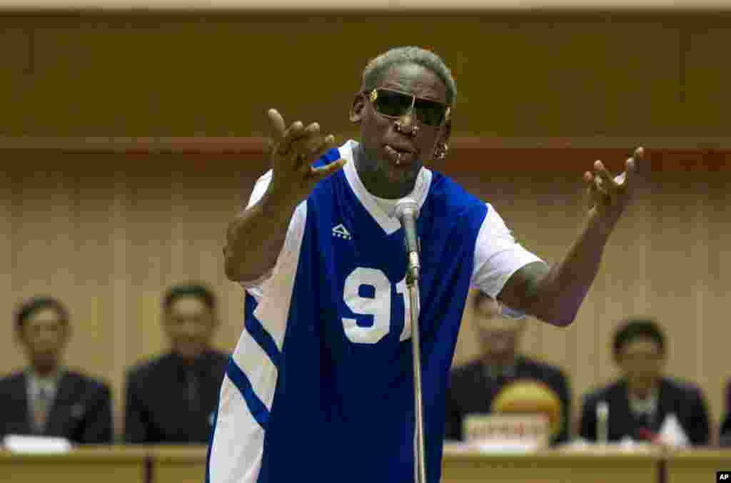 Dennis Rodman canta os Parabéns ao Presidente da Coreia do Norte, Kim Jong Un, sentado na bancada acima, antes do jogo de basquetebol em honra do líder norte-coreano, Pyongyang, Jan. 8, 2014.