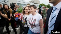 Pilot Nadiya Savchenko tiba di Kyiv, Ukraina hari Rabu (25/5), setelah hampir dua tahun ditahan di sebuah penjara di Rusia.