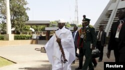 Le président gambien Yahya Jammeh arrive à la 48e session des chefs d'état et de gouvernement de la Cedeao à Abuja, Nigeria, 16 décembre 2015.