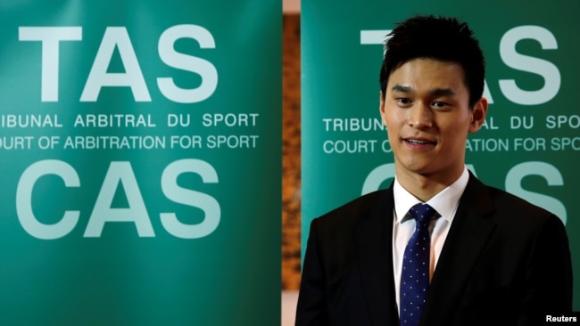 资料照：中国游泳运动员孙杨在瑞士的国际体育仲裁法庭外。（2019年11月15日）