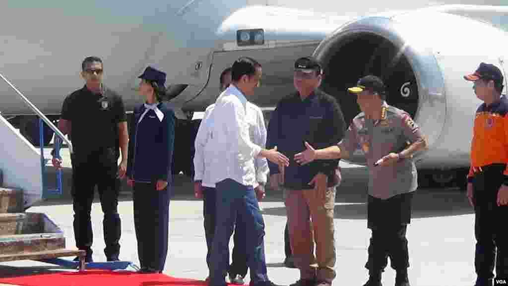 Indonesian President Joko Widodo, center, is greeted at the airport in Palu, on the island of Sulawesi, Oct. 3, 2018. (Y. Litha/VOA) 