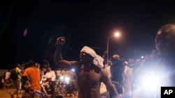 Des manifestants protestent près du palais présidentiel après que des soldats ont arrêté le président de la transition et le Premier ministre à Ouagadougou, mercredi 16 septembre 2015.