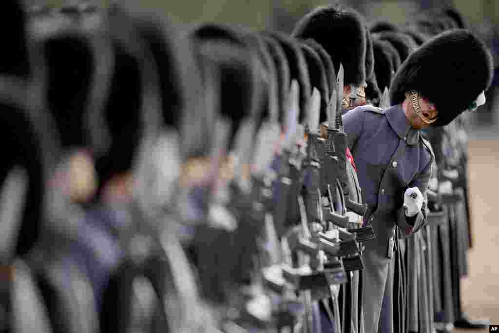 Soldiers line up for the arrival of the Emir of the State of Qatar, Sheikh Tamim bin Hamad Al Thani and Sheikha Jawaher bint Hamad bin Suhaim Al Thani in London.