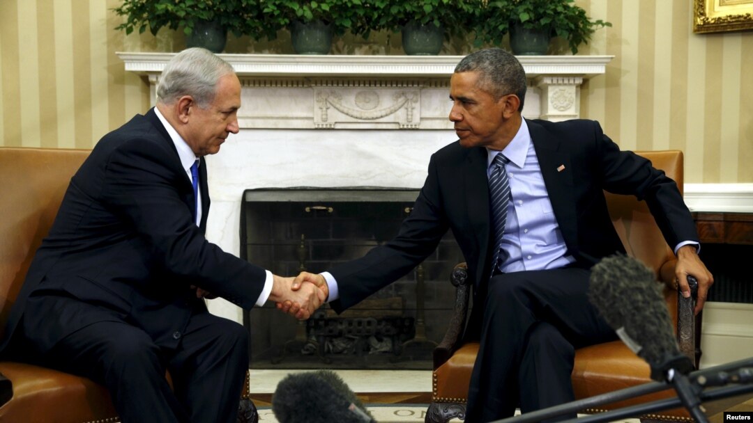 Američki predsednik Barak Obama i izraelski premijer Benjamin Netanjahu rukuju se tokom susreta u Ovalnoj kancelariji Bele kuće, 9. novembra 2015. 