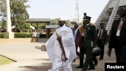 L’ex-président gambien Yahya Jammeh entouré de sa garde et de quelques ministres lors du sommet de la CEDEA à Abuja, Nigeria, 16 décembre 2015. 