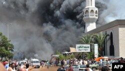 Una de las explosiones generó una densa columna de humo frente a una mezquita en el norte de la ciudad de Trípoli.