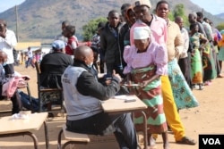 Voters queueing in Thyolo district in fresh presidential elections. (Lameck Masina/VOA)