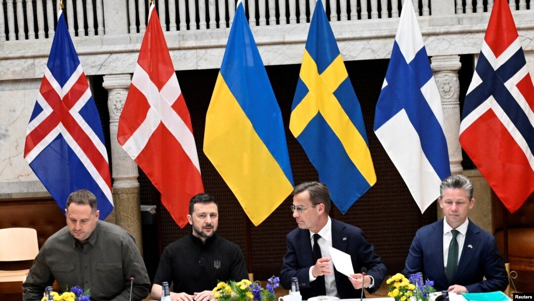 (Kiri-kanan) Kepala Kantor Kepresidenan Ukraina Andriy Yermak, Presiden Ukraina Volodymyr Zelenskyy, PM Swedia Ulf Kristersson dan Menteri Pertahanan Swedia Pal Jonson, di KTT Nordic di Stockholm, Swedia, Jumat, 31 Maret 2024. (Foto: TT News Agency/Fredrik Sandberg/via Reuters)