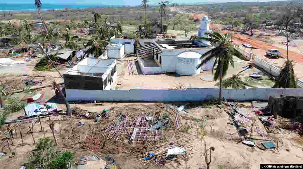 Edifícios parcialmente destruídos e árvores desenraizadas permanecem depois de o ciclone Chido ter atingido Moçambique, no distrito de Mecufi, província de Cabo Delgado, Moçambique, a 16 de dezembro de 2024, nesta captura de ecrã retirada de um vídeo de um drone.&nbsp;