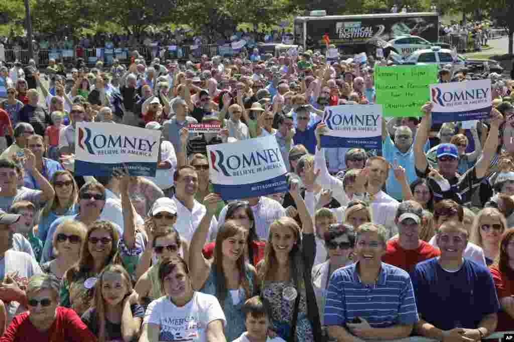 Публика ждет Митта Ромни и Пола Райана в техническом институте NASCAR. Морсвилль, Северная Каролина. 12 августа 2012 года.