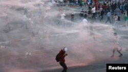 Riot police use a water cannon to disperse anti-government protesters at Taksim Square in central Istanbul, June 15, 2013. 