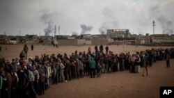 En total, desde que el pasado octubre de 2016 Irak inició la operación para retomar Mosul, unos 345.000 civiles se han visto obligados a dejar sus casas, de los cuales unos 275.000 aún no han regresado.