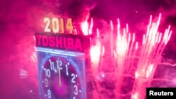 Pháo hoa sáng rực tại Quảng trường Times sau khi quả bóng pha lê khổng lồ Waterford rơi xuống báo hiệu năm mới bắt đầu, New York, 1/1/2014