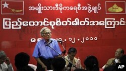 ပြည်ထောင်စုစိတ်ဓာတ် ထွန်းကားရေး NLD ဗဟိုအလုပ်အမှုဆောင် အဖွဲ့ဝင် ဦးဝင်းတင် ဟောပြောနေစဉ်။ ဒီဇင်ဘာ ၂၃၊ ၂၀၁၀။