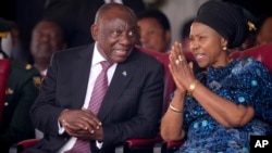 UMongameli Cyril Ramaphosa loNkosikazi Oppah Muchinguri-Kashiri, okudale leZanu PF Politburo, baxoxa besemkhosini wokugotshwa kuka Mongameli Emmerson Mnangagwa