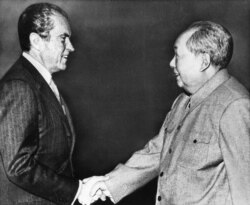 1972년 2월 미국 대통령으로는 처음으로 베이징을 방문한 리처드 닉슨 대통령이 마오쩌뚱 중국 국가주석과 악수하고 있다.