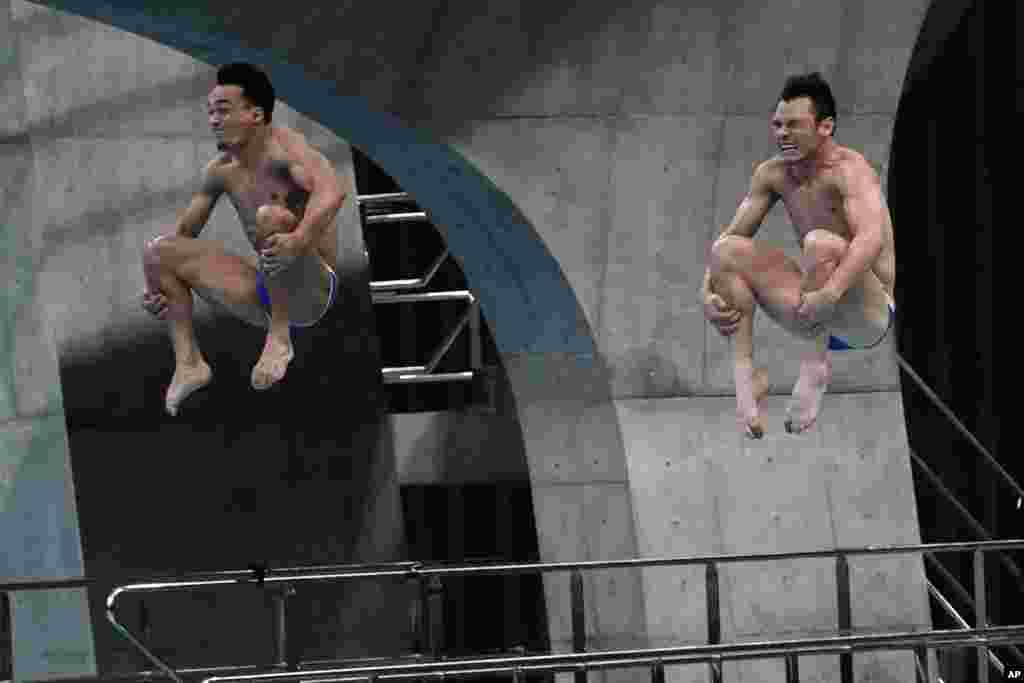 Mexico&#39;s Yahel Castillo Huerta and Juan Manuel Celaya Hernandez perform a dive in the men&#39;s synchronized 3-meter springboard final at the FINA Diving World Cup at the Tokyo Aquatics Centre in Tokyo, Japan.