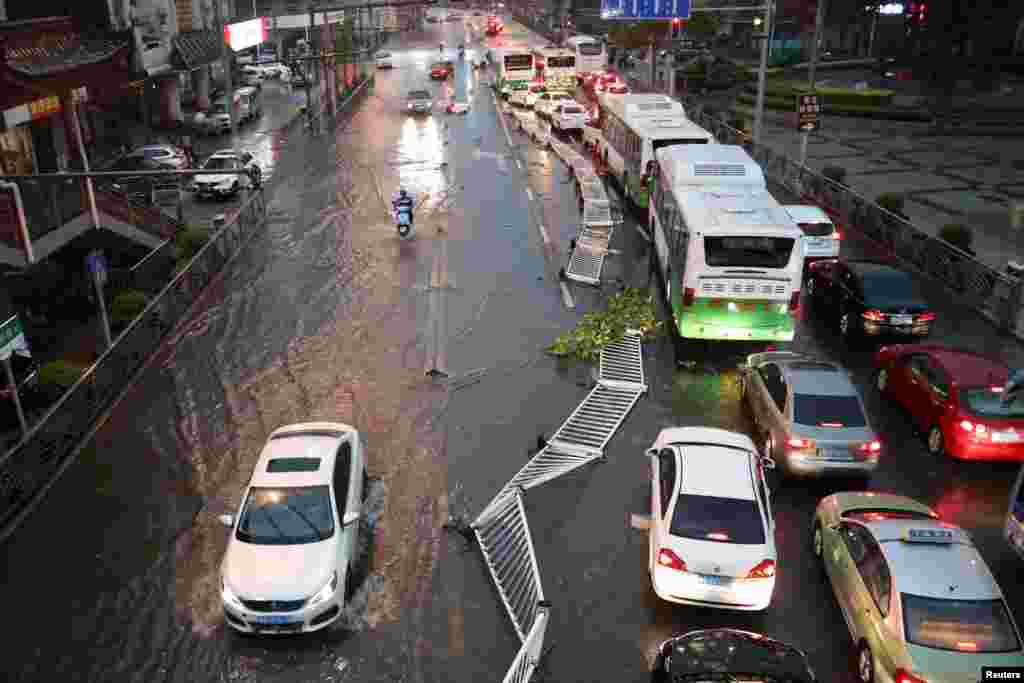 2018年6月13日，青岛市发生狂风暴雨后，水漫街道，围栏倒塌。青岛城郊也遭遇冰雹，最大的冰雹大过鸡蛋。在上合峰会结束后，西方记者大多离开青岛，所以我们能找到的西方通讯社关于这次风暴的照片，目前只有这张。