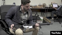 L'activiste des droits des armes à feu, Cody Wilson, directeur de Defence Distributed, tient une arme dans son usine Ghost Gunner à Austin, au Texas, photo non datée (Youtube)