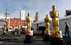 Patung-patung Oscar mulai menghias jalanan di Hollywood Boulevard, Los Angeles, Rabu, 5 Februari 2020, menjelang perhelatan akbar insan film, Academy Awards ke-92.