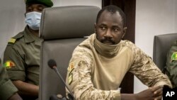 Kolonel Assimi Goita, pemimpin militer Mali, bertemu dengan para pemimpin negara-negara Afrika Barat (ECOWAS),di Bamako, Mali, pada 22 Agustus 2020. (Foto: AP)