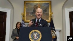 Presidenti Biden duke folur nga Shtëpia e Bardhë