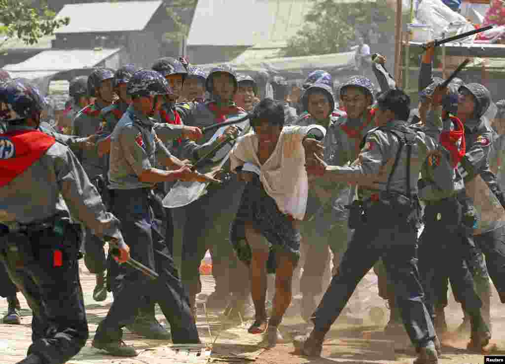 Polisi memukul sebuah siswa yang berdemo di Letpadan. Polisi Myanmar memukuli siswa dengan tongkat dan menahan beberapa di antaranya ketika mereka membubarkan demo yang dihadiri sekitar 200 pendemo yang telah terlibat dalam keributan dengan pasukan keamanan lebih dari satu minggu, kata seorang saksi Reuters. Para siswa memprotes rancangan undang-undang pendidikan yang menurut mereka meredam kekebasan akademis.