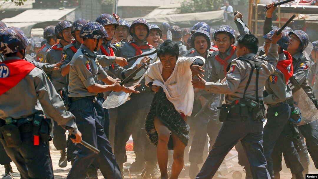 Polisi memukuli seorang peserta aksi unjuk rasa di Letpadan, 10 Maret 2014 (Foto: REUTERS/Soe Zeya Tun).
