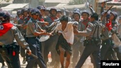 Polisi memukuli seorang peserta aksi unjuk rasa di Letpadan, 10 Maret 2014 (Foto: REUTERS/Soe Zeya Tun).