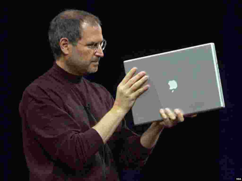 Novi 17-inčni Apple G4 laptop svjetlost je ugledao u januaru 2003. (AP Photo/Marcio Jose Sanchez)