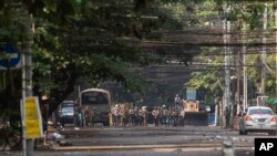 Tentara dan polisi berkumpul saat demonstrasi menentang kudeta militer di Kyauk Myaung Township, Yangon, Myanmar, Sabtu, 3 April 2021. (Foto:AP)