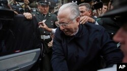 El papa Francisco impuso el castigo más severo de la iglesia al clérigo chileno Fernando Karadima por el escandaloso caso de abuso sexual.