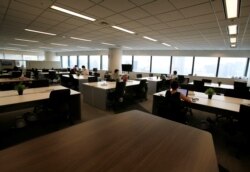 Muchas oficinas has quedado prácticamente vacías y los empleadores podrían reducir espacio y pasar los ahorros a los trabajadores.