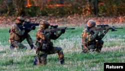 Las Fuerzas Especiales del ejército belga son vistos durante el ejercicio militar Black Blade que involucra a varios países de la Unión Europea y organizado por la Agencia Europea de Defensa en la base aérea de Florennes, Bélgica, el 30 de noviembre de 2016.