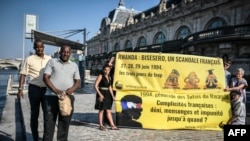 Les survivants tutsis du massacre de Bisesero, Eric Nzabihimana et Bernard Kayumba, devant la Seine, le 26 juin 2019, à Paris.