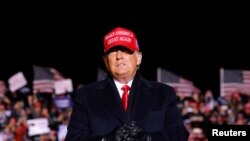 Presiden AS Donald Trump dalam kampanye di Bandara Regional Kenosha di Kenosha, Wisconsin, AS, 2 November 2020. (REUTERS / Carlos Barria).