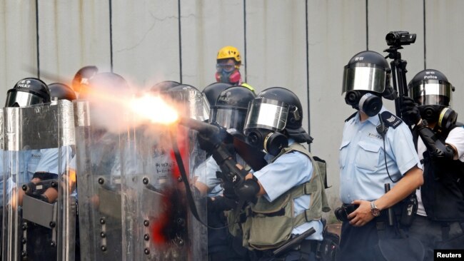 香港警察2019年8月11日在深水埠街区向反送中示威者发射催泪弹。