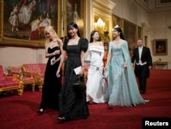 Anggota girl band Korea Selatan Blackpink menghadiri Perjamuan Kenegaraan selama kunjungan kenegaraan Presiden Korea Selatan, di Istana Buckingham di London, Inggris 21 November 2023. (Foto: via Reuters)