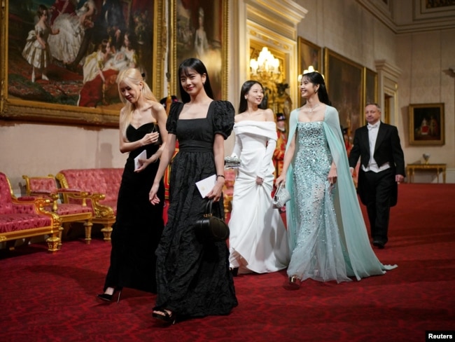 Anggota girl band Korea Selatan Blackpink menghadiri Perjamuan Kenegaraan selama kunjungan kenegaraan Presiden Korea Selatan, di Istana Buckingham di London, Inggris 21 November 2023. (Foto: via Reuters)